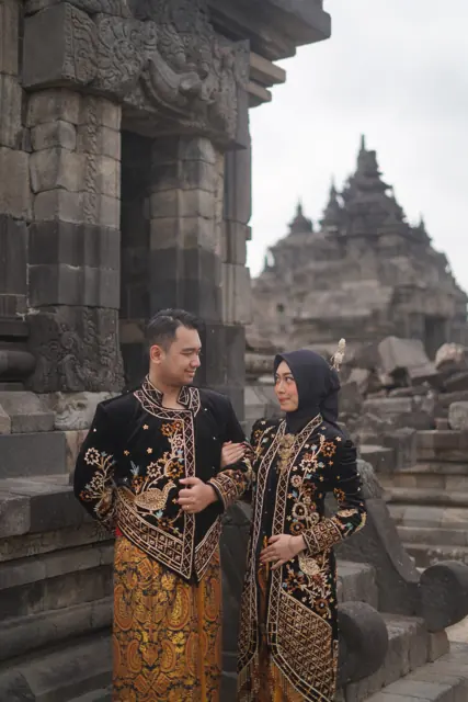 Foto prewedding Lia & Hazel di Candi Plaosan