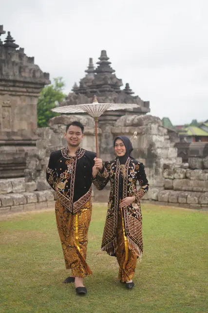 Foto prewedding Lia & Hazel di Candi Plaosan