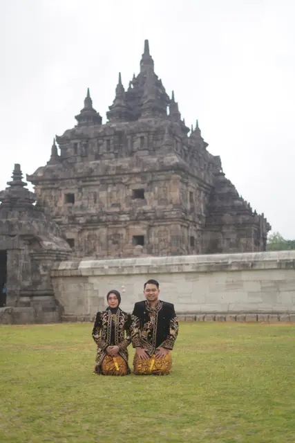 Foto prewedding Lia & Hazel di Candi Plaosan
