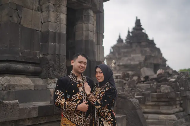 Foto prewedding Lia & Hazel di Candi Plaosan
